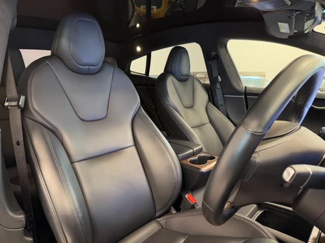 高級感のあるレザーインテリア！質感と耐久性を兼ね備えたすばらしい雰囲気です。