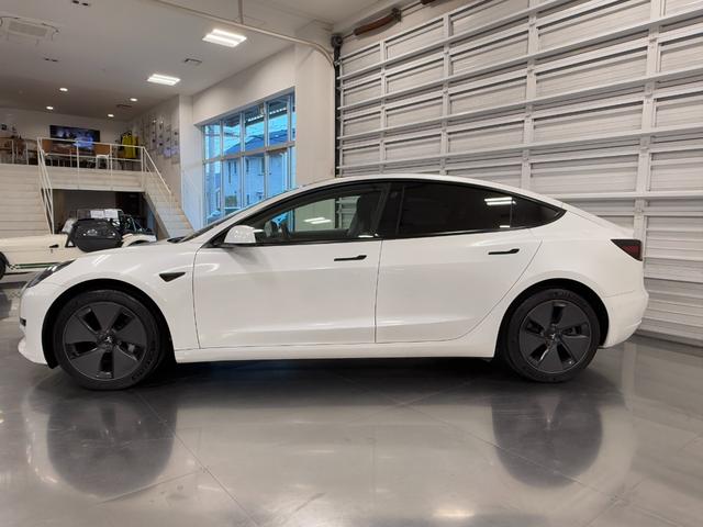 モデル３ スタンダードレンジプラス　２０２１年式／上海製造モデル／Ｉｎｔｅｌ　Ａｔｏｍ／オートパイロット／パノラマガラスルーフ／パワーシート／シートヒーター（4枚目）