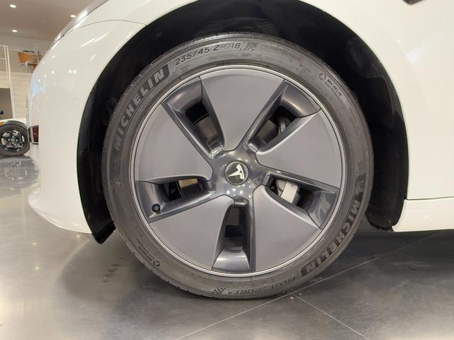 モデル３ スタンダードレンジプラス　２０２１年式／上海製造モデル／Ｉｎｔｅｌ　Ａｔｏｍ／オートパイロット／パノラマガラスルーフ／パワーシート／シートヒーター（5枚目）