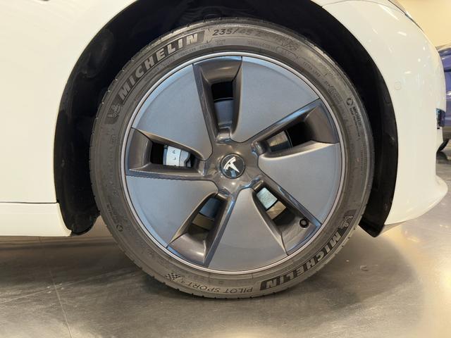 モデル３ スタンダードレンジプラス　２０２１年式／上海製造モデル／Ｉｎｔｅｌ　Ａｔｏｍ／オートパイロット／パノラマガラスルーフ／パワーシート／シートヒーター（7枚目）