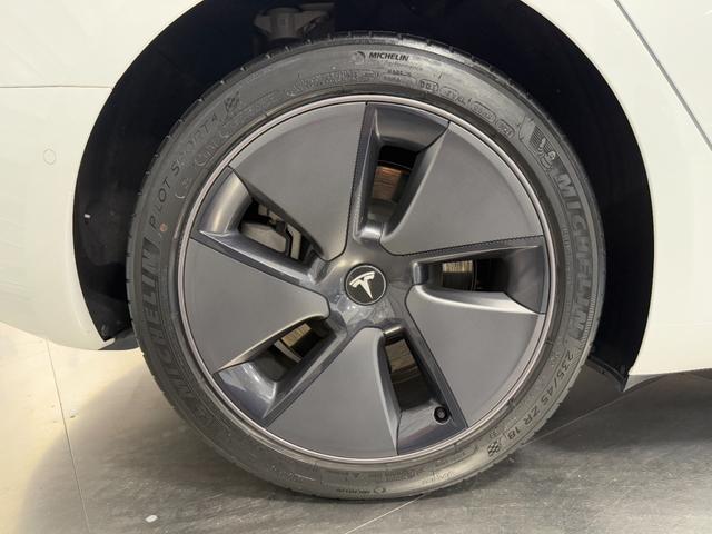 モデル３ スタンダードレンジプラス　２０２１年式／上海製造モデル／Ｉｎｔｅｌ　Ａｔｏｍ／オートパイロット／パノラマガラスルーフ／パワーシート／シートヒーター（8枚目）