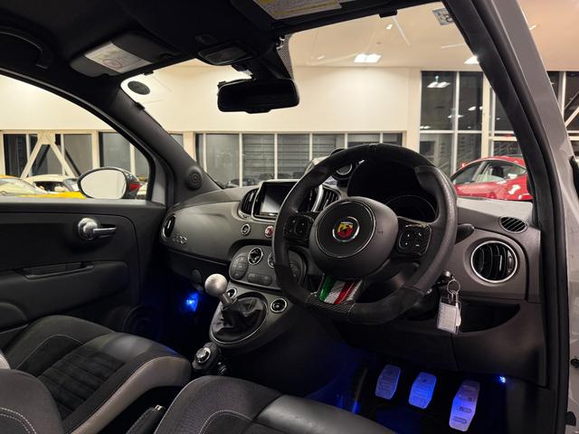 アバルト５９５ コンペティツィオーネ　２０１９年式／正規ディーラ車／５速ＭＴ車／１４５ｐｓ／純正ホイール／ドラレコ／社外ディスプレイ（14枚目）