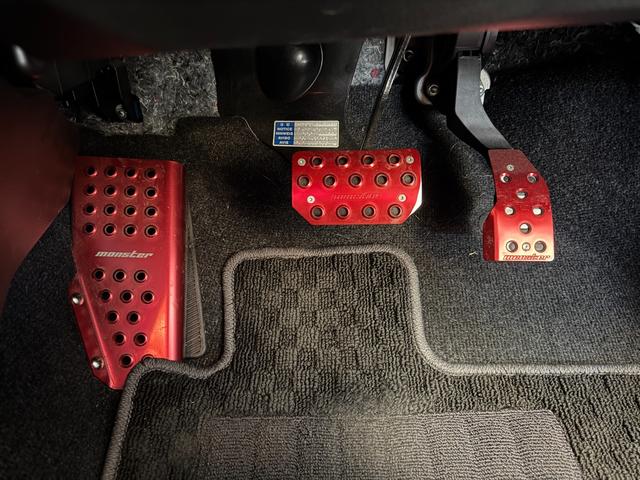 スイフトスポーツ ベースグレード　ＭｏｎｓｔｅｒＳｐｏｒｔサスペンション＆マフラー＆カーボンＧＴウイング　エンケイＰＦ０７アルミ（１７インチ）　Ｐａｎａｓｏｎｉｃ地デジフルセグメモリナビ　ＥＴＣ　ドライブレコーダー（13枚目）