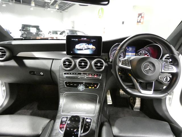 ２８０ｋｍ／ｈまで表示されたスピードメーターとチェッカーフラグデザインのタコメーターが、気分をさらに高揚させます！