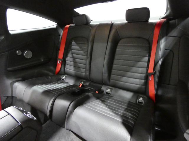 流麗なクーペスタイルでも、後席の実用性は高く過ごしやすいです！