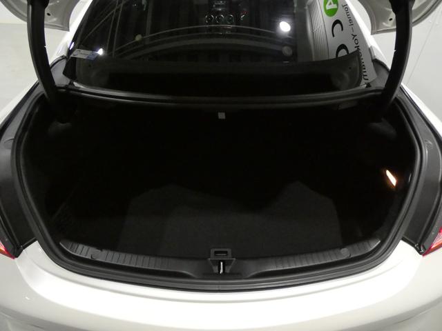 トランクスペースも十分に積める容量が確保されており、分割可倒式リアシートを倒すことで長尺物を積むこともできます！