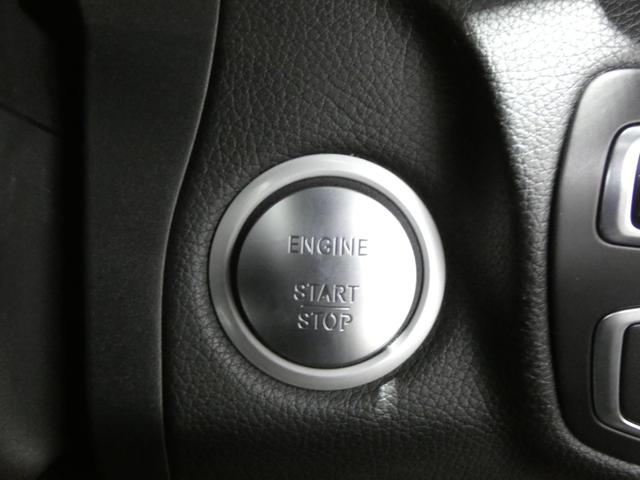 キーの所持だけでドアの開錠＆施錠と、スタートボタンのプッシュでエンジン始動できるキーレスゴー付き！