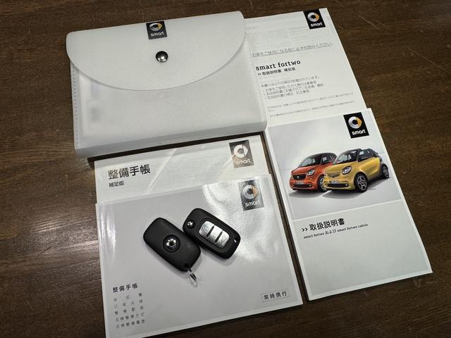 スマートフォーツーカブリオ ホワイトブラウン エディション 禁煙 ストラーダ製9インチフローティングナビ フルセグTV DVD再生 Bカメ 黒茶ハーフレザーシート シートヒーター ブラウンダッシュボード&ドアトリム 全国30台限定(2枚目)