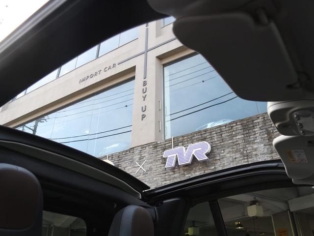 スマートフォーツーカブリオ ホワイトブラウン エディション 禁煙 ストラーダ製9インチフローティングナビ フルセグTV DVD再生 Bカメ 黒茶ハーフレザーシート シートヒーター ブラウンダッシュボード&ドアトリム 全国30台限定(5枚目)