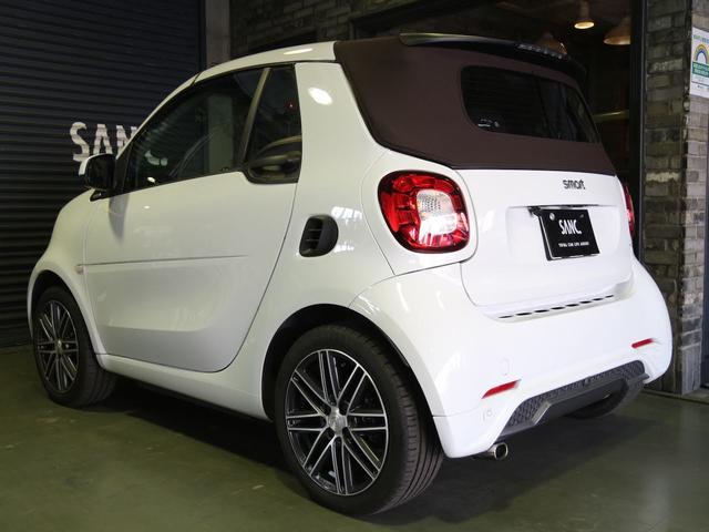 スマートフォーツーカブリオ ホワイトブラウン エディション 禁煙 ストラーダ製9インチフローティングナビ フルセグTV DVD再生 Bカメ 黒茶ハーフレザーシート シートヒーター ブラウンダッシュボード&ドアトリム 全国30台限定(7枚目)