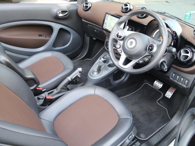 スマートフォーツーカブリオ ホワイトブラウン エディション 禁煙 ストラーダ製9インチフローティングナビ フルセグTV DVD再生 Bカメ 黒茶ハーフレザーシート シートヒーター ブラウンダッシュボード&ドアトリム 全国30台限定(11枚目)