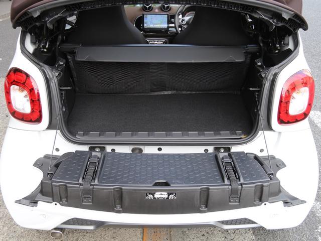 スマートフォーツーカブリオ ホワイトブラウン エディション 禁煙 ストラーダ製9インチフローティングナビ フルセグTV DVD再生 Bカメ 黒茶ハーフレザーシート シートヒーター ブラウンダッシュボード&ドアトリム 全国30台限定(18枚目)