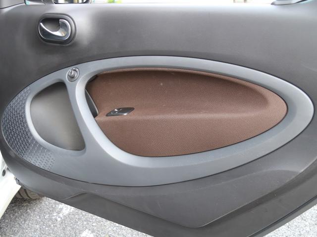 スマートフォーツーカブリオ ホワイトブラウン エディション 禁煙 ストラーダ製9インチフローティングナビ フルセグTV DVD再生 Bカメ 黒茶ハーフレザーシート シートヒーター ブラウンダッシュボード&ドアトリム 全国30台限定(38枚目)