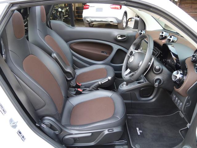 スマートフォーツーカブリオ ホワイトブラウン エディション 禁煙 ストラーダ製9インチフローティングナビ フルセグTV DVD再生 Bカメ 黒茶ハーフレザーシート シートヒーター ブラウンダッシュボード&ドアトリム 全国30台限定(40枚目)