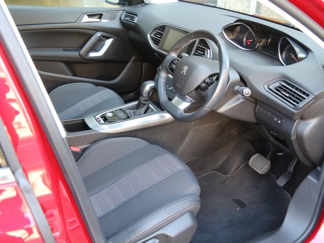 308 アリュール ブルーHDi スペシャルエディション 限定車 禁煙車 パノラミックガラスルーフ Peugeotミラースクリーン リアビューカメラ DENON製HiFiオーディオ LEDヘッドライト 専用17インチアロイホイール レーンキープアシスト(5枚目)