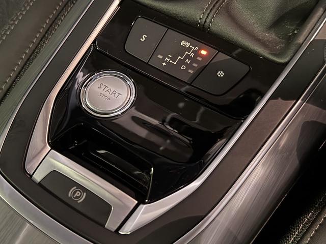 308 アリュール ブルーHDi スペシャルエディション 限定車 禁煙車 パノラミックガラスルーフ Peugeotミラースクリーン リアビューカメラ DENON製HiFiオーディオ LEDヘッドライト 専用17インチアロイホイール レーンキープアシスト(7枚目)
