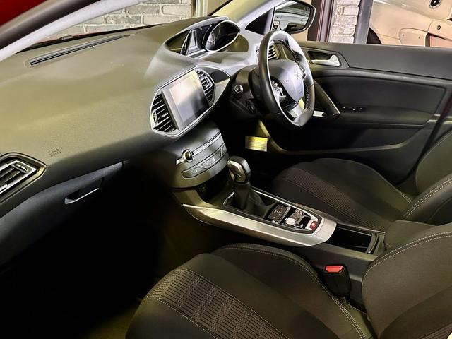 308 アリュール ブルーHDi スペシャルエディション 限定車 禁煙車 パノラミックガラスルーフ Peugeotミラースクリーン リアビューカメラ DENON製HiFiオーディオ LEDヘッドライト 専用17インチアロイホイール レーンキープアシスト(19枚目)