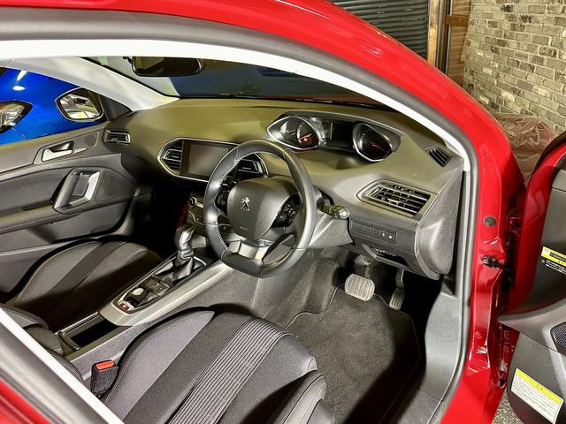 308 アリュール ブルーHDi スペシャルエディション 限定車 禁煙車 パノラミックガラスルーフ Peugeotミラースクリーン リアビューカメラ DENON製HiFiオーディオ LEDヘッドライト 専用17インチアロイホイール レーンキープアシスト(22枚目)