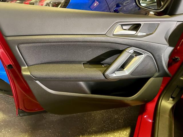 308 アリュール ブルーHDi スペシャルエディション 限定車 禁煙車 パノラミックガラスルーフ Peugeotミラースクリーン リアビューカメラ DENON製HiFiオーディオ LEDヘッドライト 専用17インチアロイホイール レーンキープアシスト(23枚目)