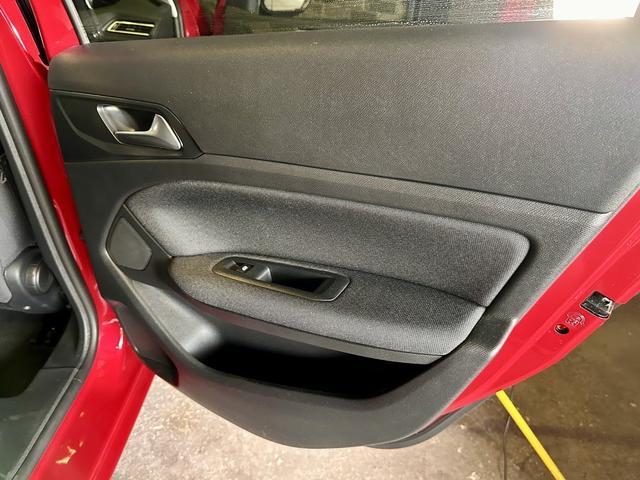 308 アリュール ブルーHDi スペシャルエディション 限定車 禁煙車 パノラミックガラスルーフ Peugeotミラースクリーン リアビューカメラ DENON製HiFiオーディオ LEDヘッドライト 専用17インチアロイホイール レーンキープアシスト(35枚目)