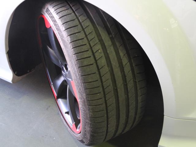 TT RSプラスクーペ ベースグレード 禁煙車 5アームローターアルミホイールブラック&レッド ウイングタイプリヤスポイラー RSスポーツサスペンション スポーツシート シートヒーター バイキセノンヘッドライト LEDポジショニングライト(24枚目)