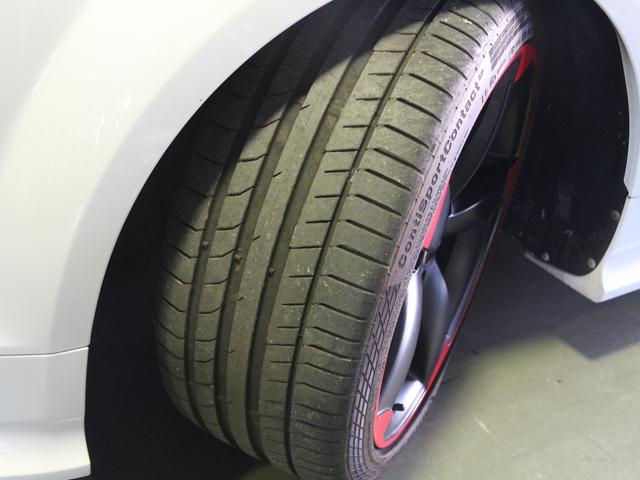 TT RSプラスクーペ ベースグレード 禁煙車 5アームローターアルミホイールブラック&レッド ウイングタイプリヤスポイラー RSスポーツサスペンション スポーツシート シートヒーター バイキセノンヘッドライト LEDポジショニングライト(25枚目)