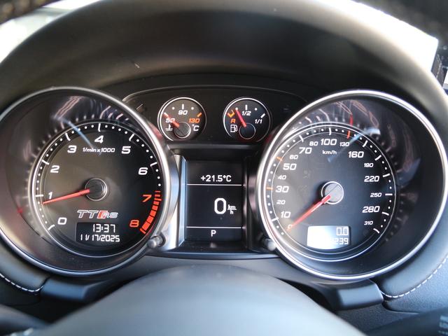 TT RSプラスクーペ ベースグレード 禁煙車 5アームローターアルミホイールブラック&レッド ウイングタイプリヤスポイラー RSスポーツサスペンション スポーツシート シートヒーター バイキセノンヘッドライト LEDポジショニングライト(30枚目)