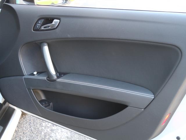 TT RSプラスクーペ ベースグレード 禁煙車 5アームローターアルミホイールブラック&レッド ウイングタイプリヤスポイラー RSスポーツサスペンション スポーツシート シートヒーター バイキセノンヘッドライト LEDポジショニングライト(38枚目)