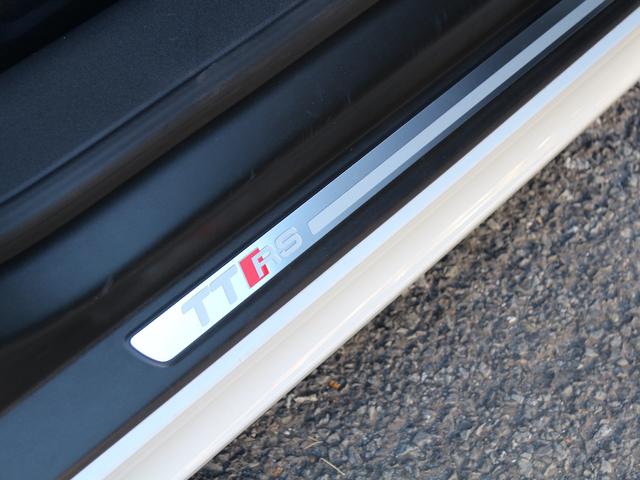 TT RSプラスクーペ ベースグレード 禁煙車 5アームローターアルミホイールブラック&レッド ウイングタイプリヤスポイラー RSスポーツサスペンション スポーツシート シートヒーター バイキセノンヘッドライト LEDポジショニングライト(41枚目)