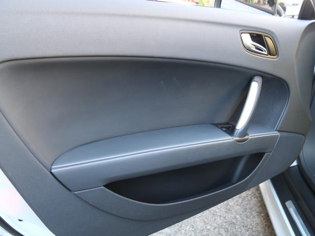 TT RSプラスクーペ ベースグレード 禁煙車 5アームローターアルミホイールブラック&レッド ウイングタイプリヤスポイラー RSスポーツサスペンション スポーツシート シートヒーター バイキセノンヘッドライト LEDポジショニングライト(44枚目)