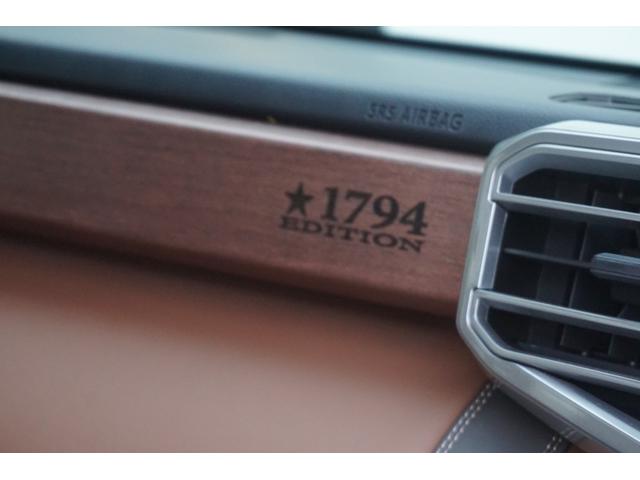 タンドラ クルーマックス　１７９４エディション　２３年　新車並行　４ＷＤ　ＴＲＤパッケージ　ムーンルーフ　１４インチモニター　デジタルインナーミラー　電動サイドステップ　全方位カメラ　置くだけ充電　専用シート　シートヒーター　純正２０インチホイール（61枚目）