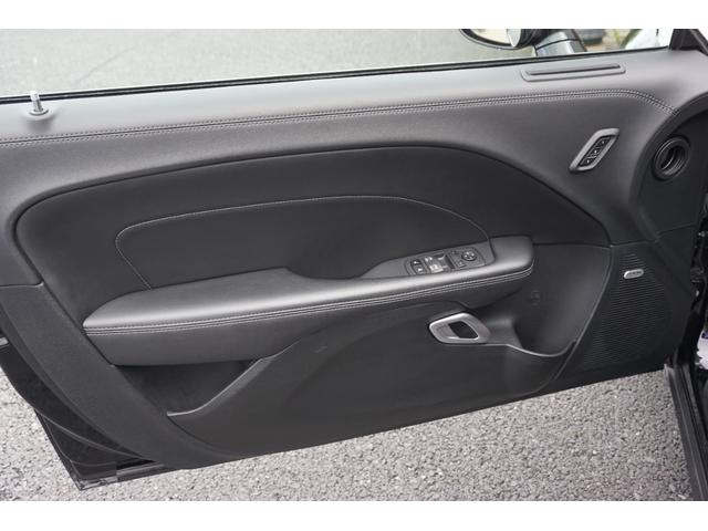 ダッジ・チャレンジャー R/T 22年モデル当社新車並行販売車両ワンオーナー車スキャットパックワイドボディー ブレンボブレーキキャリパー サンルーフ パワーシートシートヒーター ベンチレーション メモリーシート(8枚目)