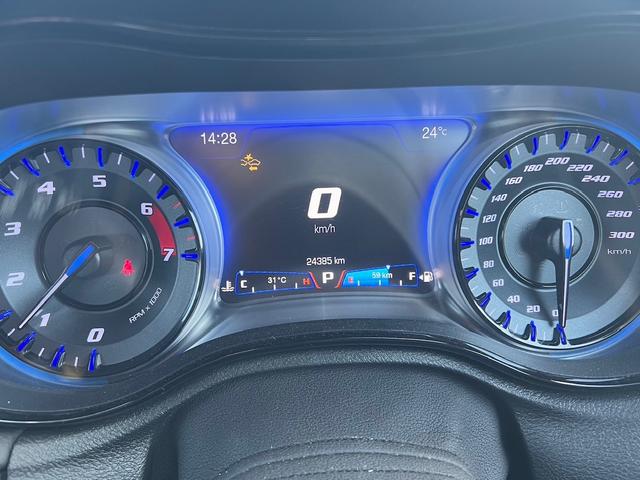 クライスラー・３００ ＳＲＴ８　２０１５ｙディーラー車　サンルーフ　ハーフレザーシート　パワーシート　Ｂｌｕｅｔｏｏｔｈ接続　２０インチアルミホイール　キーレスエントリー　スマートキー（22枚目）