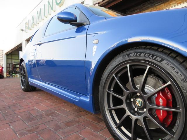 アルファ147 GTA 左ハンドル6速MT アーキュレーマフラー パルティーレ17インチアルミホイール 純正デッキ ETC 黒革シート シートヒーター(11枚目)