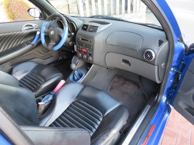 アルファ147 GTA 左ハンドル6速MT アーキュレーマフラー パルティーレ17インチアルミホイール 純正デッキ ETC 黒革シート シートヒーター(35枚目)