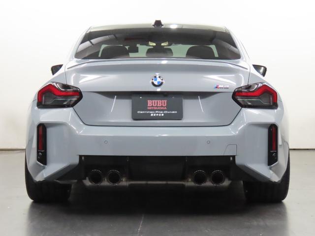 Ｍ２ ベースグレード　Ｍパフォ１９／２０インチ鍛造ＡＷ　カーボンルーフ／ＩＮＴトリム　ＫＷ車高調　ｈａｒｍａｎ／ｋａｒｄｏｎ　ナビＢカメラ　ＰＤＣクルコン　黒革　シートヒーター　Ｍスポーツエキゾースト　ホイール／サス純正有（6枚目）