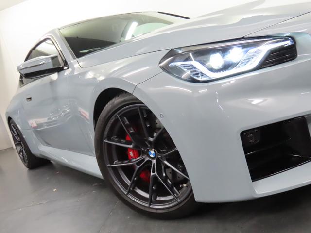 Ｍ２ ベースグレード　Ｍパフォ１９／２０インチ鍛造ＡＷ　カーボンルーフ／ＩＮＴトリム　ＫＷ車高調　ｈａｒｍａｎ／ｋａｒｄｏｎ　ナビＢカメラ　ＰＤＣクルコン　黒革　シートヒーター　Ｍスポーツエキゾースト　ホイール／サス純正有（8枚目）