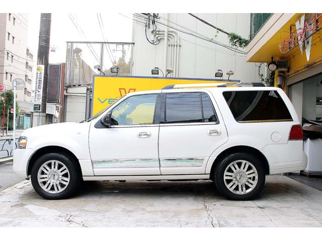 リンカーンナビゲーター ベースグレード 正規ディーラー車 点検記録簿 オーナーズブック スペアキー フルセグサイバーナビ 電動サンルーフ 電動サイドステップ パワーリフトゲート 3列シート8人乗り 黒革パワーシート 電動格納サードシート(10枚目)