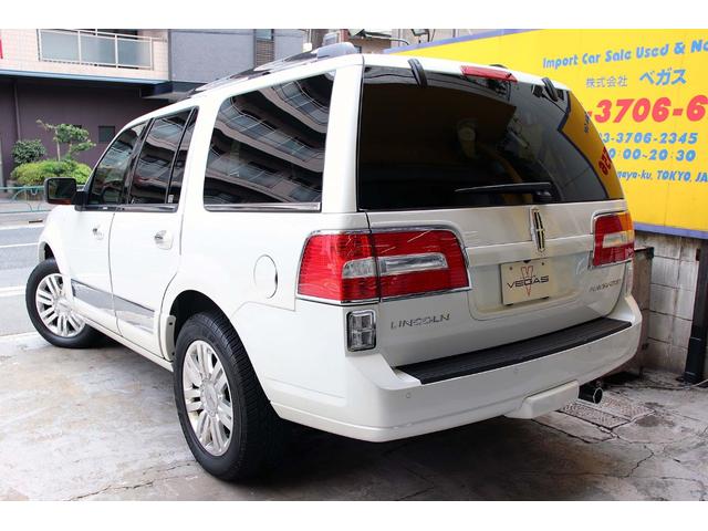 リンカーンナビゲーター ベースグレード 正規ディーラー車 点検記録簿 オーナーズブック スペアキー フルセグサイバーナビ 電動サンルーフ 電動サイドステップ パワーリフトゲート 3列シート8人乗り 黒革パワーシート 電動格納サードシート(12枚目)