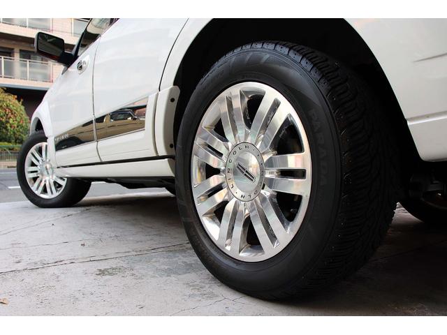 リンカーンナビゲーター ベースグレード 正規ディーラー車 点検記録簿 オーナーズブック スペアキー フルセグサイバーナビ 電動サンルーフ 電動サイドステップ パワーリフトゲート 3列シート8人乗り 黒革パワーシート 電動格納サードシート(13枚目)