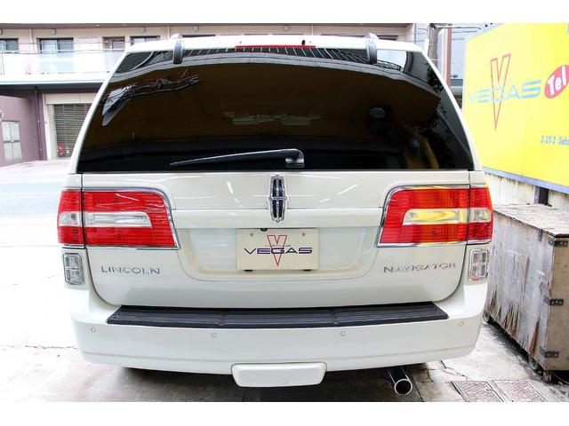 リンカーンナビゲーター ベースグレード 正規ディーラー車 点検記録簿 オーナーズブック スペアキー フルセグサイバーナビ 電動サンルーフ 電動サイドステップ パワーリフトゲート 3列シート8人乗り 黒革パワーシート 電動格納サードシート(15枚目)