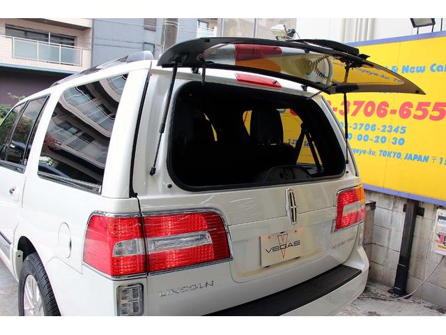 リンカーンナビゲーター ベースグレード 正規ディーラー車 点検記録簿 オーナーズブック スペアキー フルセグサイバーナビ 電動サンルーフ 電動サイドステップ パワーリフトゲート 3列シート8人乗り 黒革パワーシート 電動格納サードシート(17枚目)