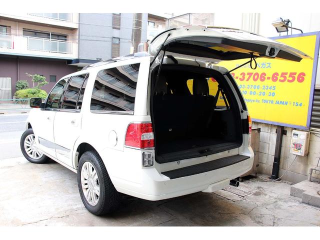 リンカーンナビゲーター ベースグレード 正規ディーラー車 点検記録簿 オーナーズブック スペアキー フルセグサイバーナビ 電動サンルーフ 電動サイドステップ パワーリフトゲート 3列シート8人乗り 黒革パワーシート 電動格納サードシート(18枚目)