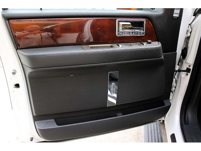 リンカーンナビゲーター ベースグレード 正規ディーラー車 点検記録簿 オーナーズブック スペアキー フルセグサイバーナビ 電動サンルーフ 電動サイドステップ パワーリフトゲート 3列シート8人乗り 黒革パワーシート 電動格納サードシート(25枚目)