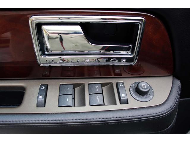 リンカーンナビゲーター ベースグレード 正規ディーラー車 点検記録簿 オーナーズブック スペアキー フルセグサイバーナビ 電動サンルーフ 電動サイドステップ パワーリフトゲート 3列シート8人乗り 黒革パワーシート 電動格納サードシート(26枚目)