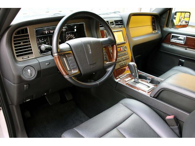 リンカーンナビゲーター ベースグレード 正規ディーラー車 点検記録簿 オーナーズブック スペアキー フルセグサイバーナビ 電動サンルーフ 電動サイドステップ パワーリフトゲート 3列シート8人乗り 黒革パワーシート 電動格納サードシート(27枚目)