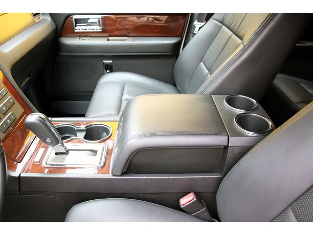 リンカーンナビゲーター ベースグレード 正規ディーラー車 点検記録簿 オーナーズブック スペアキー フルセグサイバーナビ 電動サンルーフ 電動サイドステップ パワーリフトゲート 3列シート8人乗り 黒革パワーシート 電動格納サードシート(35枚目)