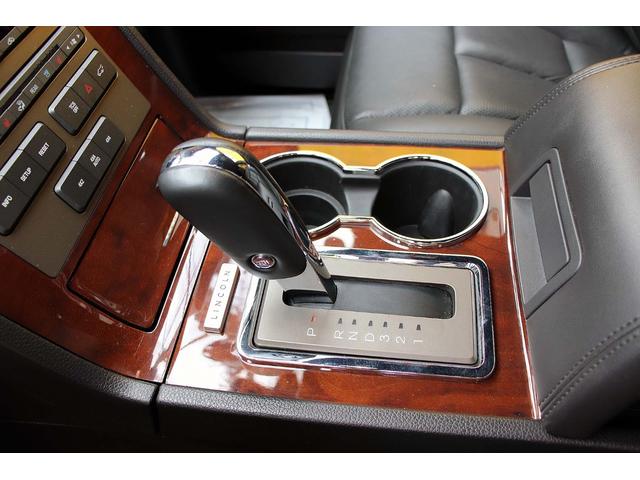 リンカーンナビゲーター ベースグレード 正規ディーラー車 点検記録簿 オーナーズブック スペアキー フルセグサイバーナビ 電動サンルーフ 電動サイドステップ パワーリフトゲート 3列シート8人乗り 黒革パワーシート 電動格納サードシート(36枚目)