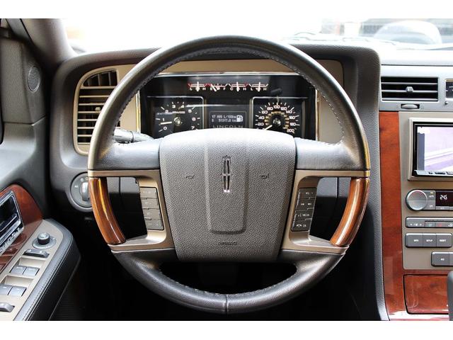 リンカーンナビゲーター ベースグレード 正規ディーラー車 点検記録簿 オーナーズブック スペアキー フルセグサイバーナビ 電動サンルーフ 電動サイドステップ パワーリフトゲート 3列シート8人乗り 黒革パワーシート 電動格納サードシート(42枚目)