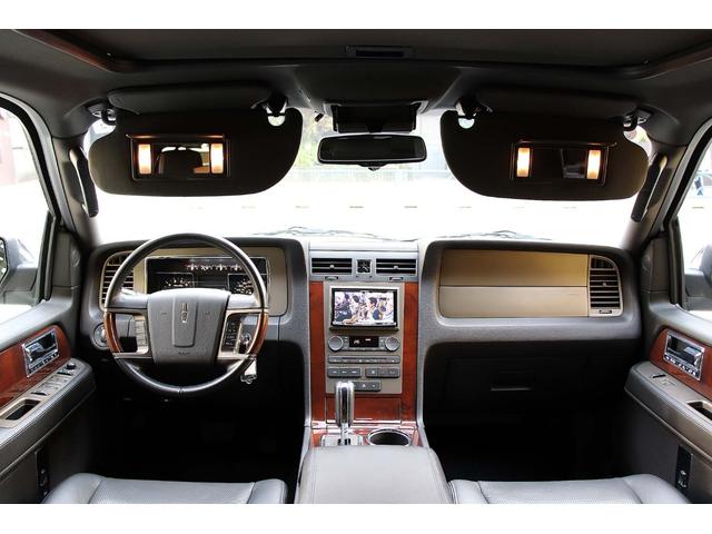 リンカーンナビゲーター ベースグレード 正規ディーラー車 点検記録簿 オーナーズブック スペアキー フルセグサイバーナビ 電動サンルーフ 電動サイドステップ パワーリフトゲート 3列シート8人乗り 黒革パワーシート 電動格納サードシート(48枚目)